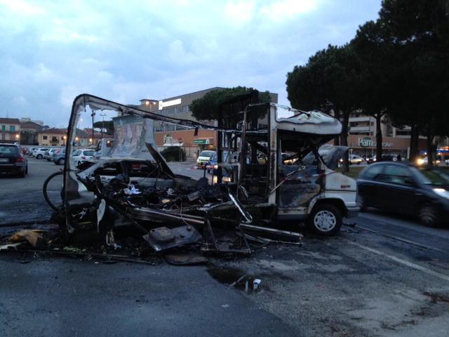 Fiamme (forse dolose) nella notte: distrutti un camper e un’auto 