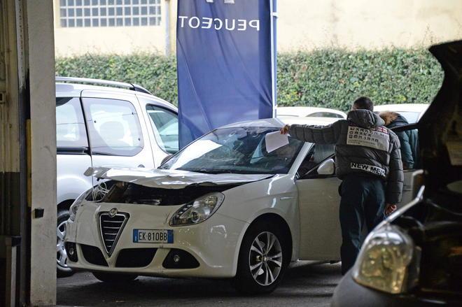 Ladri, chiusi nell’officina, sfondano una porta con l’auto 