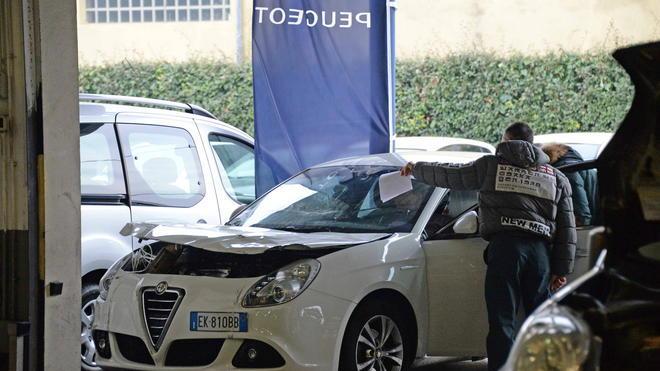 Ladri, chiusi nell’officina, sfondano una porta con l’auto
