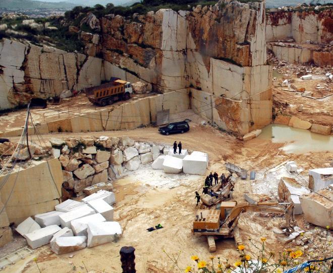 Labirinto di burocrazia E la cava aspetta da 7 anni 
