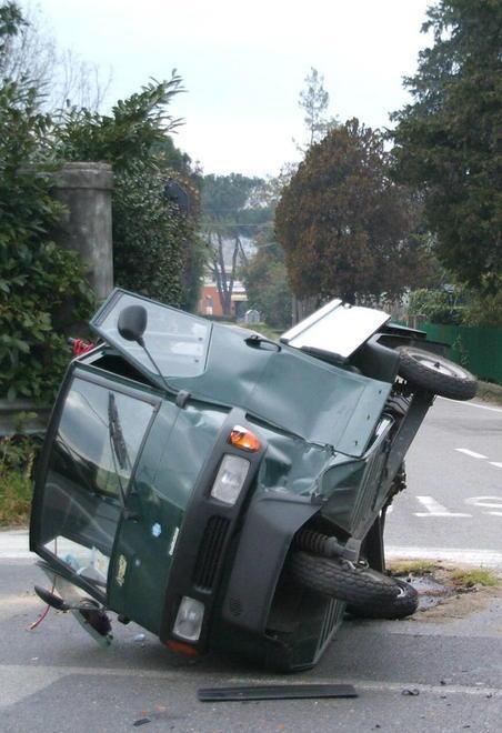 Ape si ribalta dopo lo scontro con un Suv a San Donato