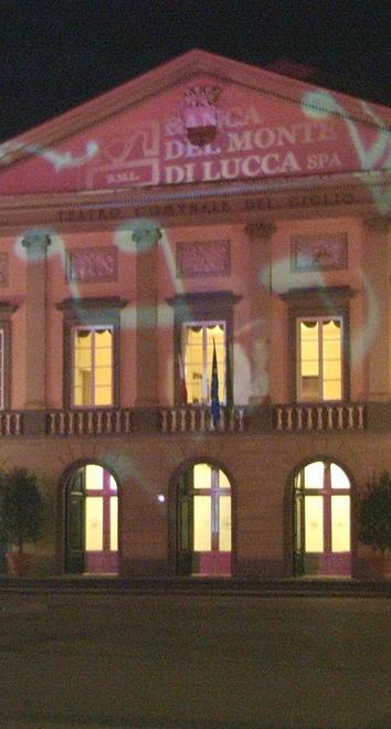 Stop alle proiezioni sul Teatro del Giglio e in piazza Bernardini 