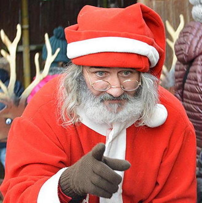 Mamma e Babbo Natale con i folletti