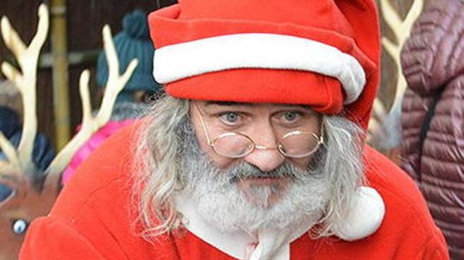 Mamma e Babbo Natale con i folletti