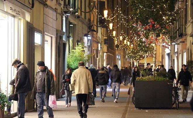 Meno di 300 euro a famiglia per i regali sotto l’albero 