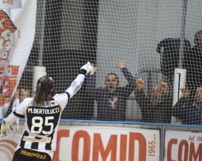 Hockey, il “caso delle palline” del derby diventa uno scherzo dei tifosi del Cgc 