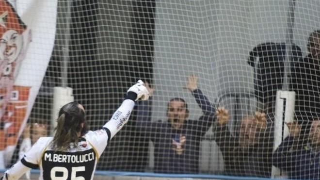 Hockey, il “caso delle palline” del derby diventa uno scherzo dei tifosi del Cgc