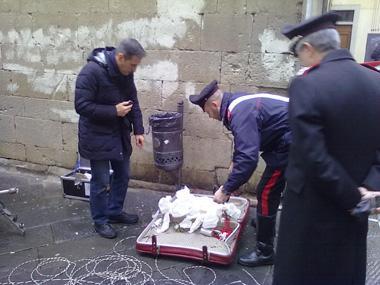 Allarme bomba in centro: ma la borsa era piena di carta e addobbi natalizi 