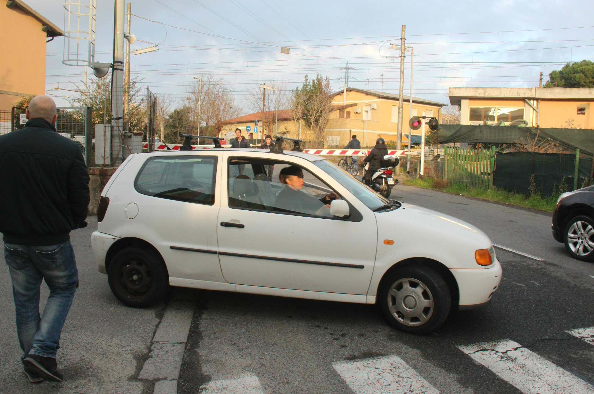 Passaggio a livello si chiude prima che l’auto passi: treno bloccato 