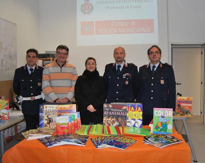 Donati alle scuole i libri sequestrati ad un venditore abusivo 