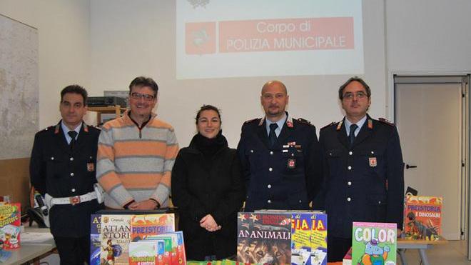 Donati alle scuole i libri sequestrati ad un venditore abusivo