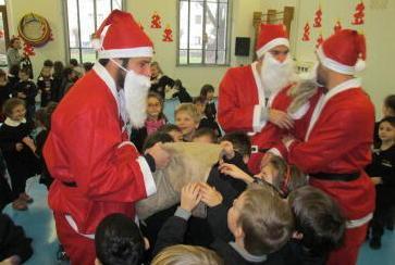 Gli arancioni vestono i panni di Babbo Natale