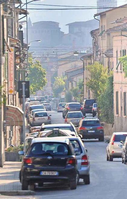 Vandali spaccano nella notte gli specchietti di sei auto