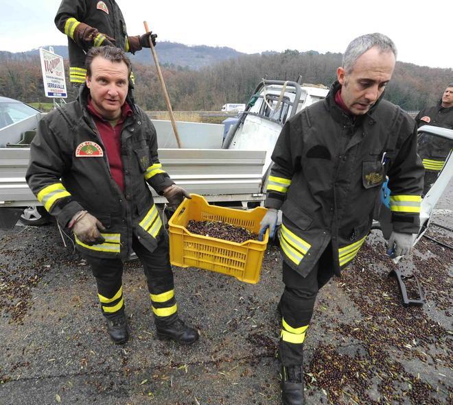 Incastrato tra le lamiere dopo lo scontro frontale 