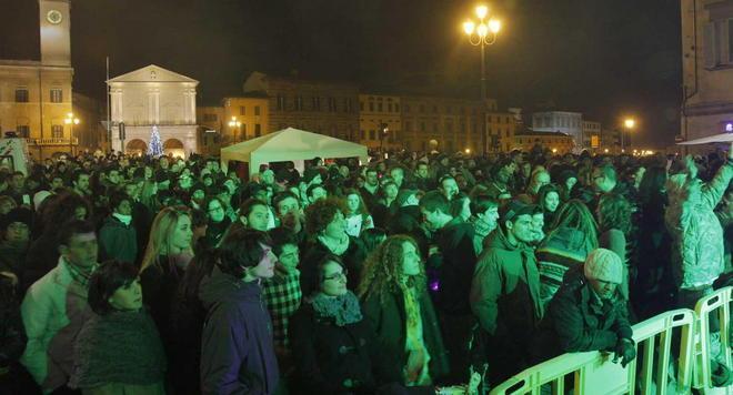 Acqua e fuoco sul ponte per salutare l’anno nuovo 