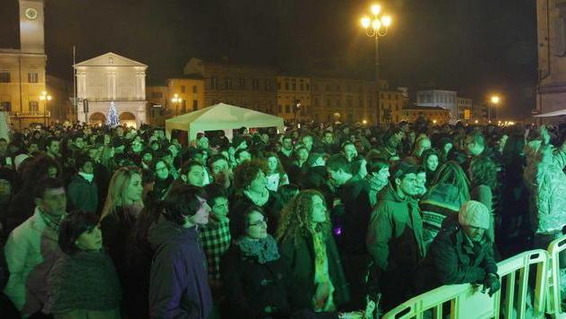 Acqua e fuoco sul ponte per salutare l’anno nuovo