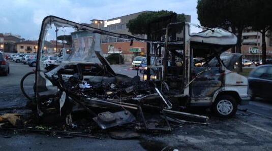 Camper e auto distrutti in un rogo Giallo sugli incendi