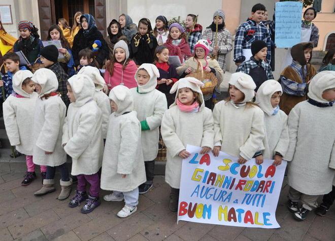 Tra recite e presepi Babbo Natale regala tre defibrillatori 