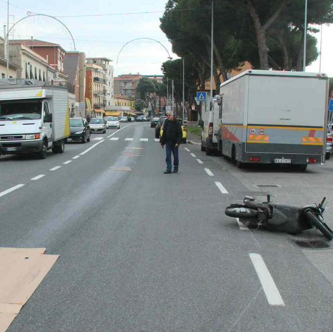 Camion perde olio lungo l’Aurelia raffica di cadute e traffico in tilt a pranzo