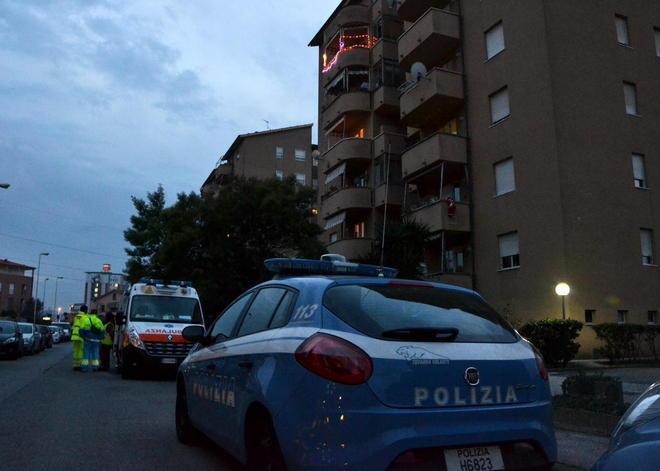 I figli lo trovano morto sul pianerottolo 