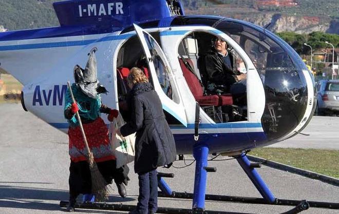 La Befana atterra in elicottero allo Strulli