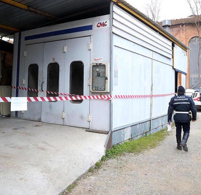 La carrozzeria continua a lavorare nonostante il blitz
