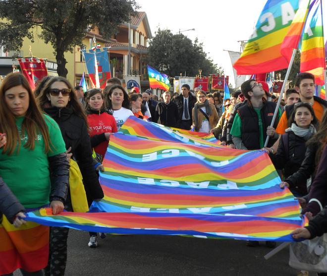 In tremila marciano per la pace insieme a don Ciotti - FOTO