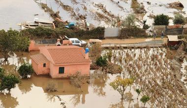 Alluvione in Sardegna: vestiti donati trovati nelle campagne di Olbia 