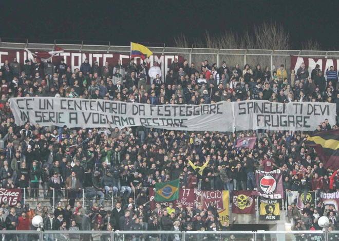 Cori e striscioni, la Nord contesta Spinelli 