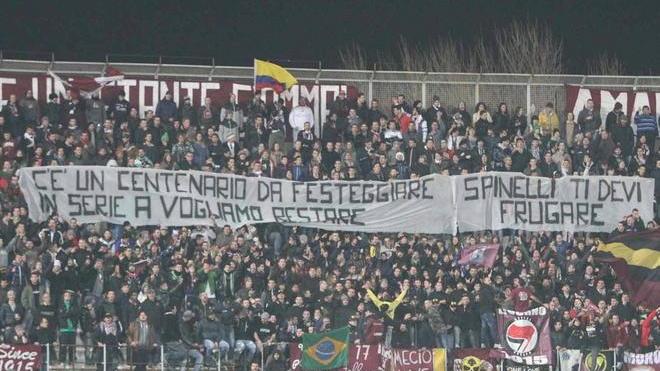 Cori e striscioni, la Nord contesta Spinelli