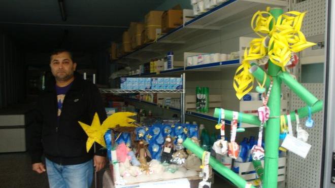 Anche il commerciante musulmano espone un presepe