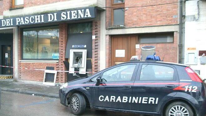 Bancomat salta in aria, via 50mila euro