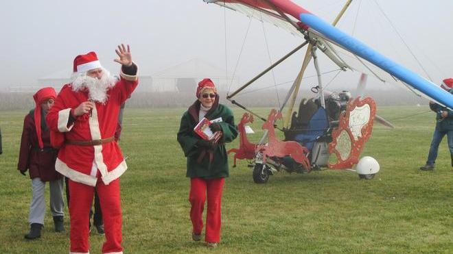 All’aviosuperficie Babbo Natale arriva dal cielo