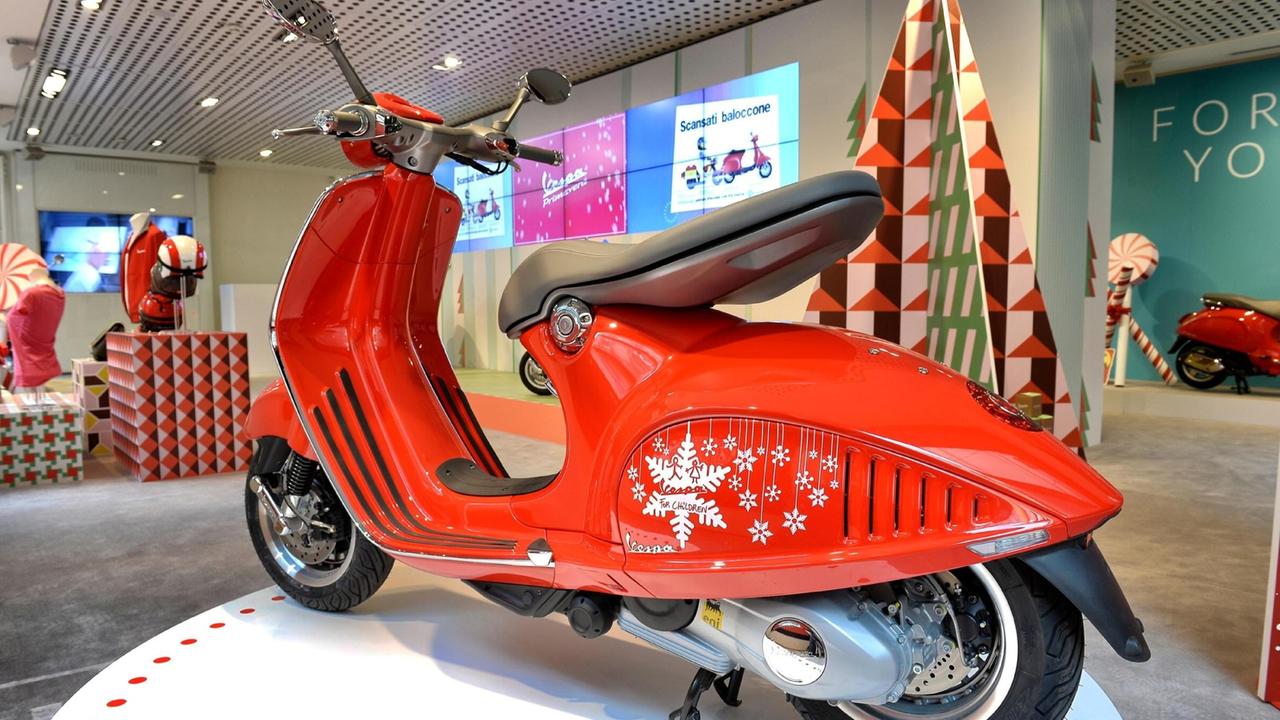Vespa 946, per beneficenza si fa rossa e veste grafiche natalizie