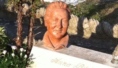 Lettera denuncia / “Hanno rubato una scultura dalla tomba di mia madre” 