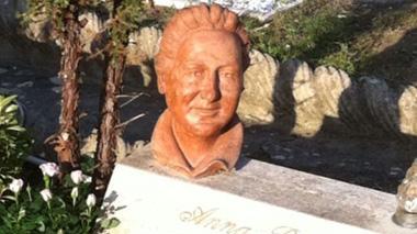 Lettera denuncia / “Hanno rubato una scultura dalla tomba di mia madre”