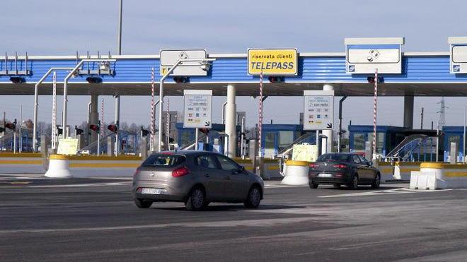 Viareggio: muore a 45 anni stroncato da un malore al casello autostradale