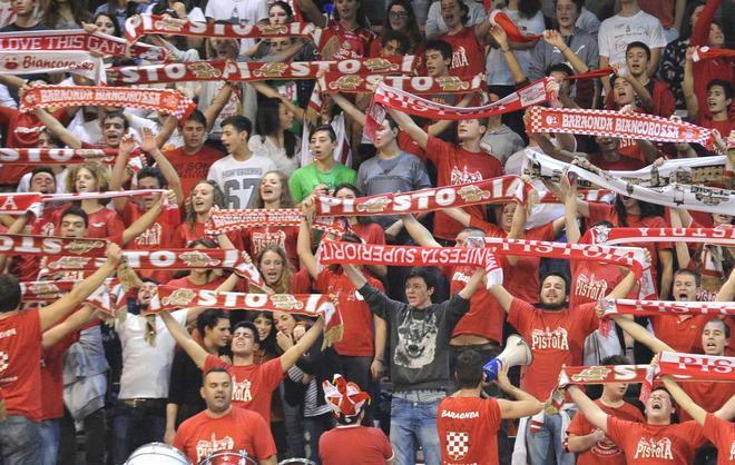 Reyer, i tifosi non rinunciano a cantare 