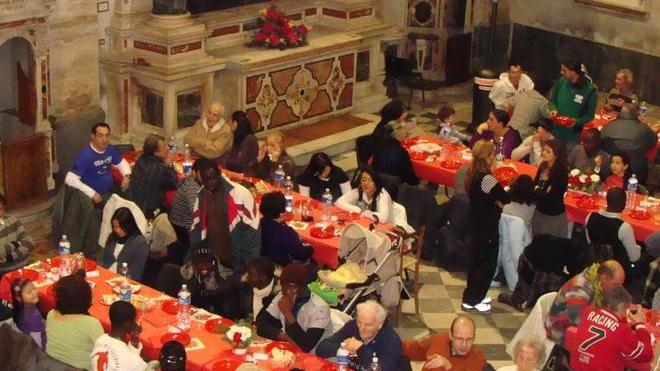 Politici e attori, i vip di Pisa servono il pranzo ai poveri