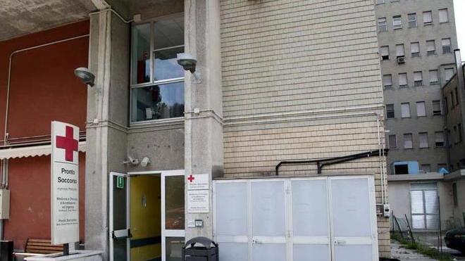Colpisce il rivale con una bastonata alla testa