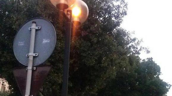Lampioni accesi di giorno lungo il viale Carducci