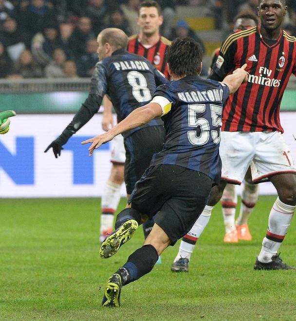 Il lampo di Palacio a 5 minuti dalla fine di un derby buio 