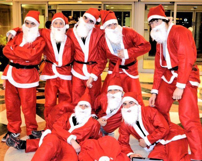 Livorno, Babbi Natale acrobati all’Ipercoop 