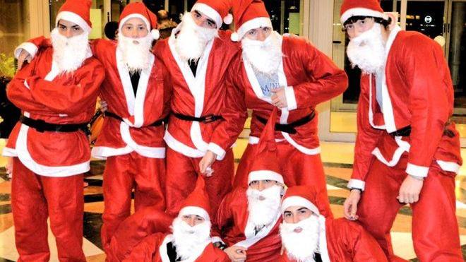 Livorno, Babbi Natale acrobati all’Ipercoop