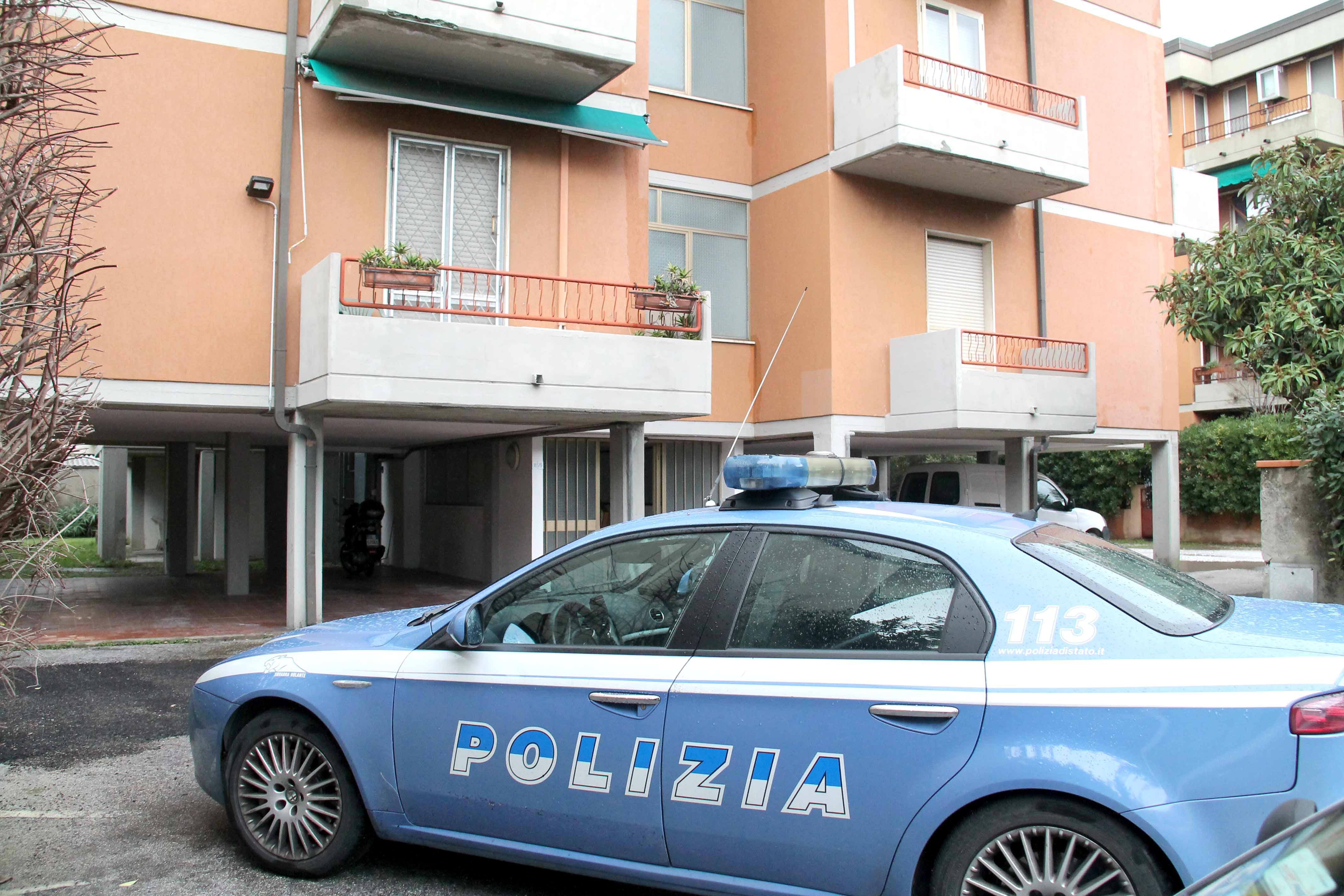 Minaccia di sfregiare un giovane con dell’acido: rapinato nella notte in centro a Viareggio 