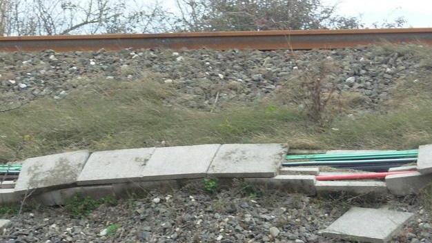 Quei cavi scoperti sulla linea ferroviaria «Vorrei una risposta dalle ferrovie»