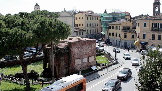 «Adottiamo i Bagni di Nerone e piazza Chiara Gambacorti»