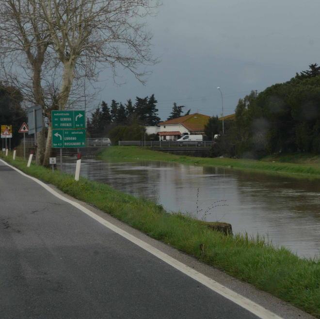 L’auto vola nel canale, gravi tre giovani 