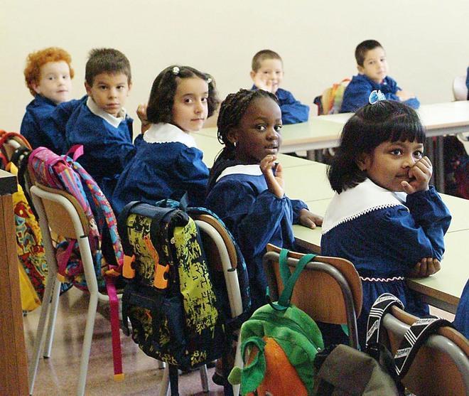 Mix multiculturale col calendario 2014 di alunni e maestre 