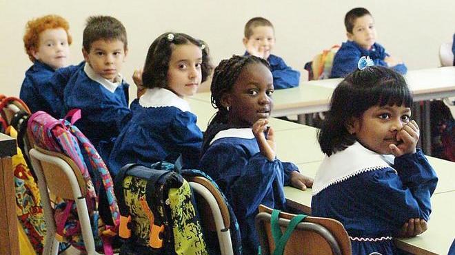 Mix multiculturale col calendario 2014 di alunni e maestre
